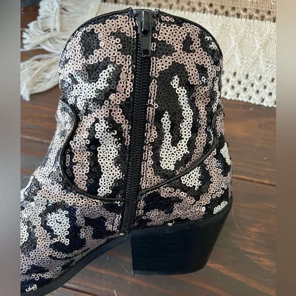 BETSEY JOHNSON Lucki Leopard Sequin Pointed-Toe Ankle Booties western Size 8 - Picture 8 of 9